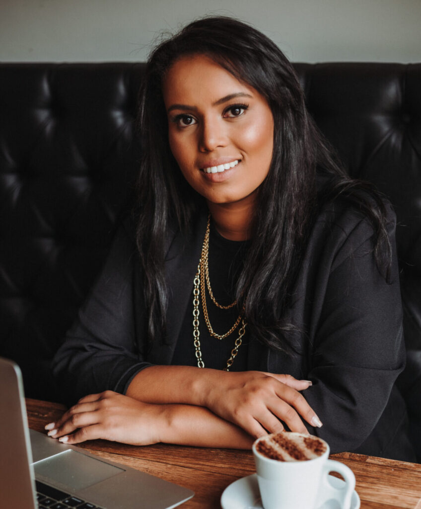woman-with-laptop-in-a-coffee-shop-stockpack-pexels